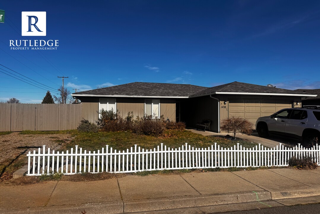 1498 Avalon Dr in Medford, OR - Building Photo