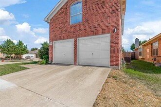 1047 Stream Dr in Grand Prairie, TX - Building Photo - Building Photo