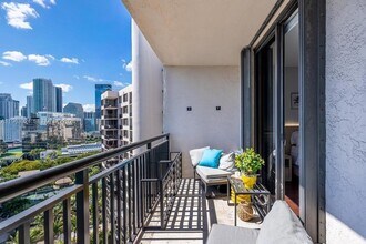 540 Brickell Key Dr, Unit 1619 in Miami, FL - Foto de edificio - Building Photo