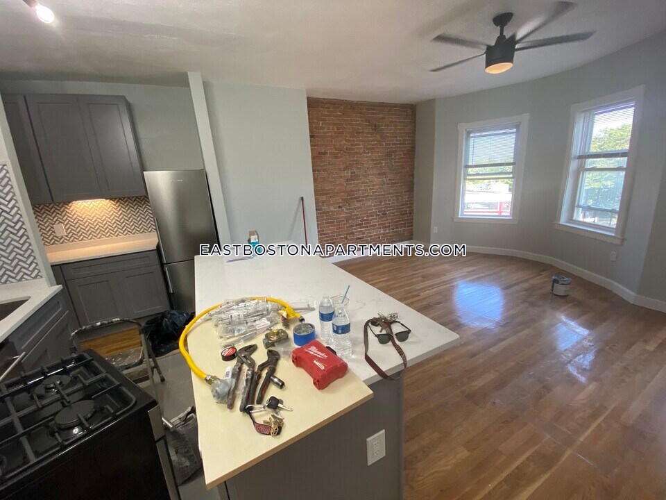 120 London St-Unit -3 in Boston, MA - Building Photo
