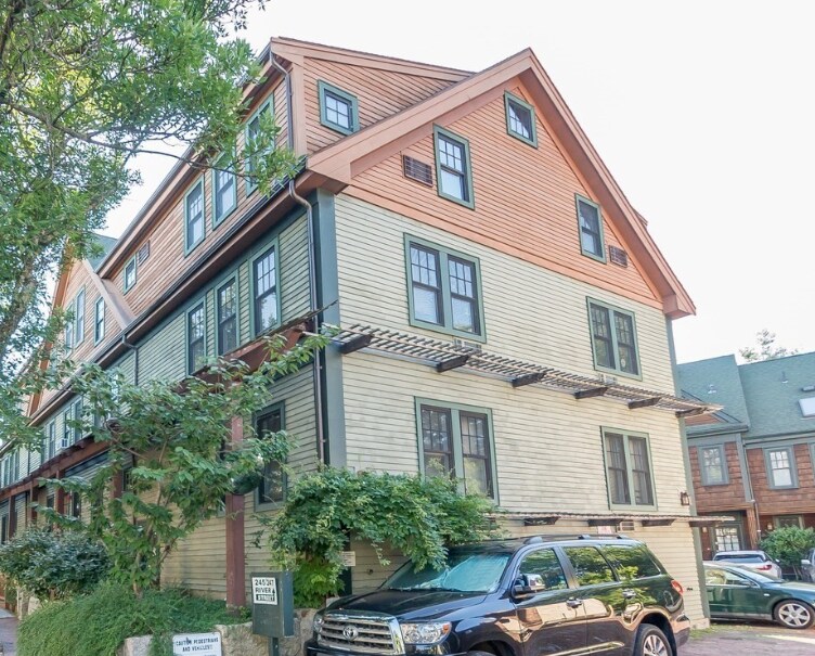 241 River St, Unit 10 in Cambridge, MA - Building Photo