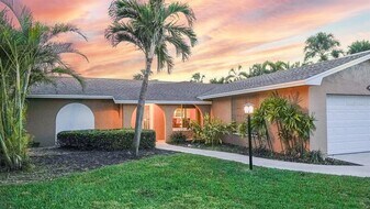 3606 Belle Vista Dr E in St Pete Beach, FL - Building Photo