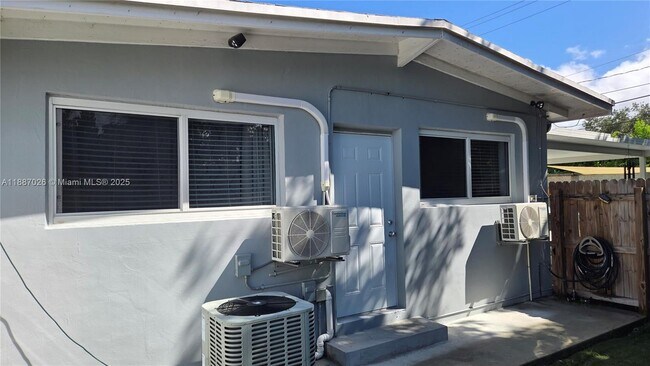 960 SW 42nd Ave in Plantation, FL - Building Photo - Building Photo