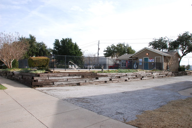 Cedar Ridge Townhomes in Arlington, TX - Foto de edificio - Building Photo
