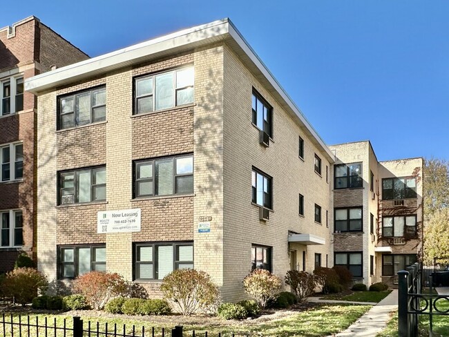 property at 1644 W Sherwin Ave
