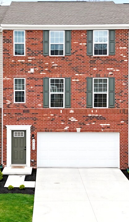 34588 Ethan Way in Willoughby, OH - Building Photo