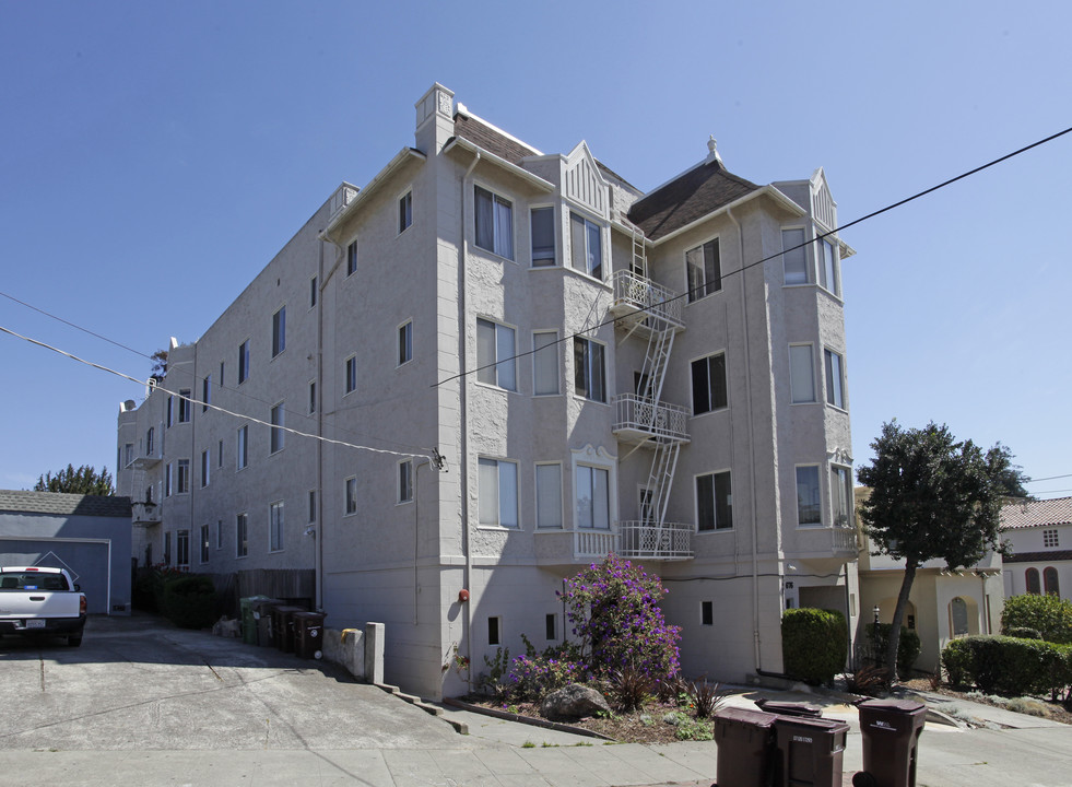 676 Alma Ave in Oakland, CA - Building Photo