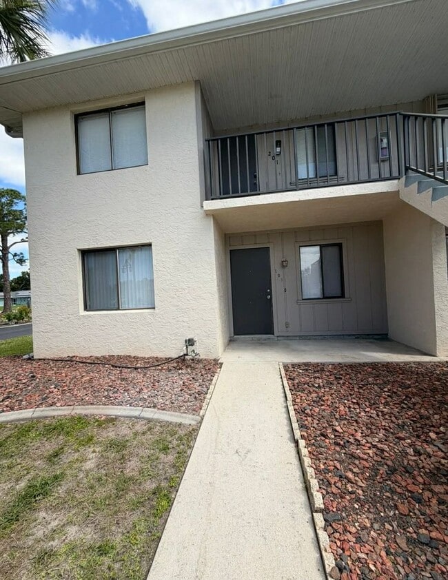 22523 Westchester Blvd, Unit 22523 Westchester BLVD F101 in Port Charlotte, FL - Foto de edificio - Building Photo