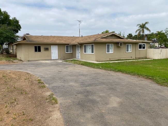 1150 Sumner Ave in El Cajon, CA - Foto de edificio - Building Photo