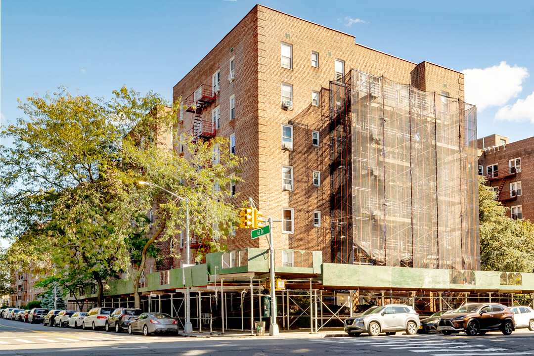 62-59 108th St in Forest Hills, NY - Building Photo