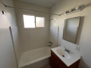 Victory Plaza Apartments in North Hollywood, CA - Foto de edificio - Building Photo