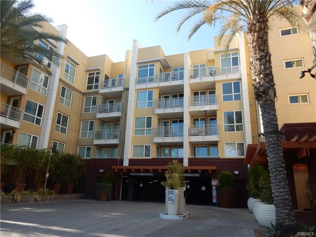 21301 Erwin St, Unit 423 in Woodland Hills, CA - Building Photo - Building Photo