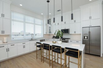 5704 Fairdale Ln in Houston, TX - Building Photo - Building Photo