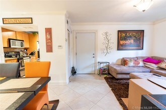536 NW 114th Ave-Unit -101 in Doral, FL - Building Photo - Building Photo