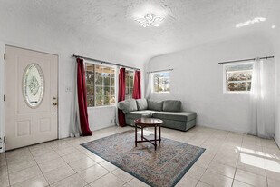 1635 McCollum St in Los Angeles, CA - Building Photo