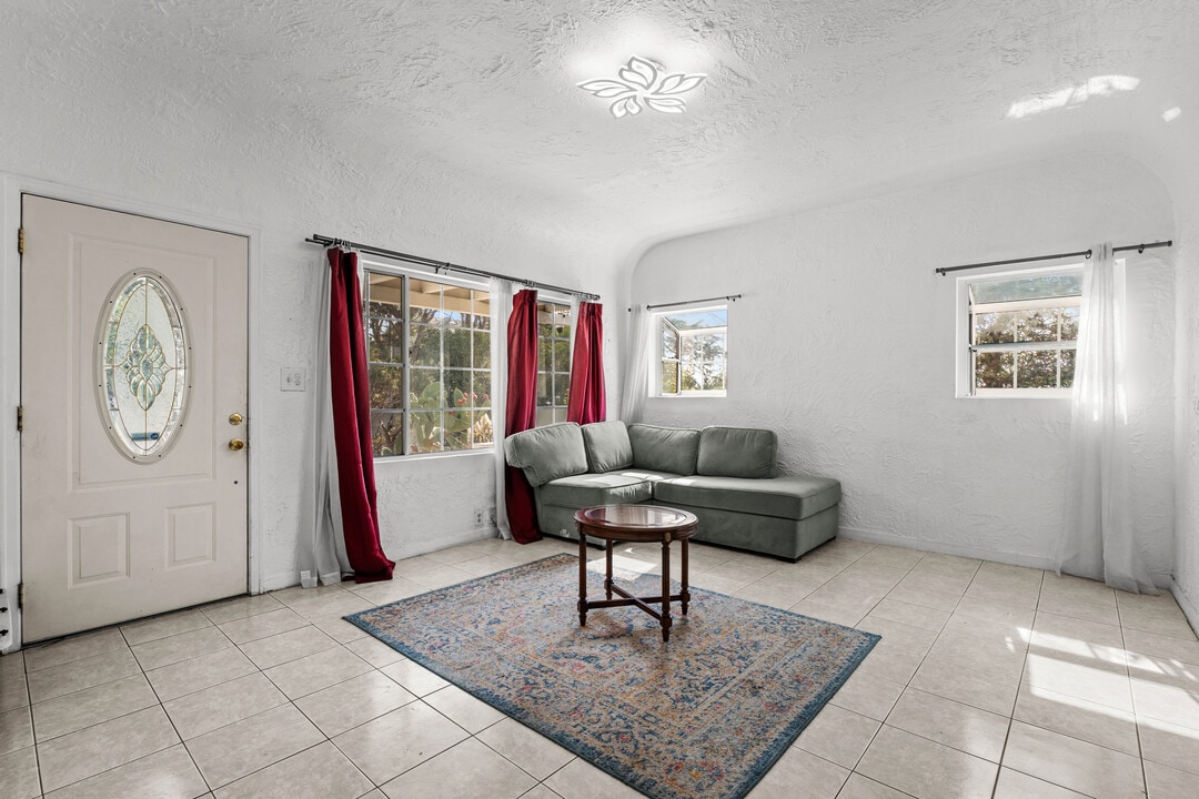 1635 McCollum St in Los Angeles, CA - Building Photo