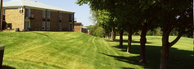 James Court Apartments in Dekalb, IL - Building Photo - Building Photo