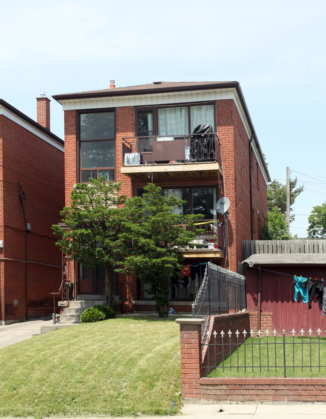 32 Dynevor Rd in Toronto, ON - Building Photo - Primary Photo