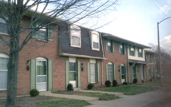 Trailbridge Townhomes in Middletown, OH - Building Photo - Building Photo