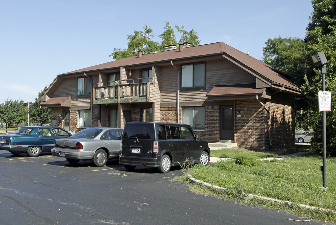 Erin Way Apartments in Greenfield, WI - Building Photo