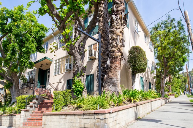 7451 Hollywood Blvd in Los Angeles, CA - Foto de edificio - Building Photo