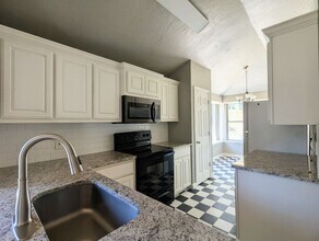 1005 Valley Ct in Edmond, OK - Building Photo - Building Photo