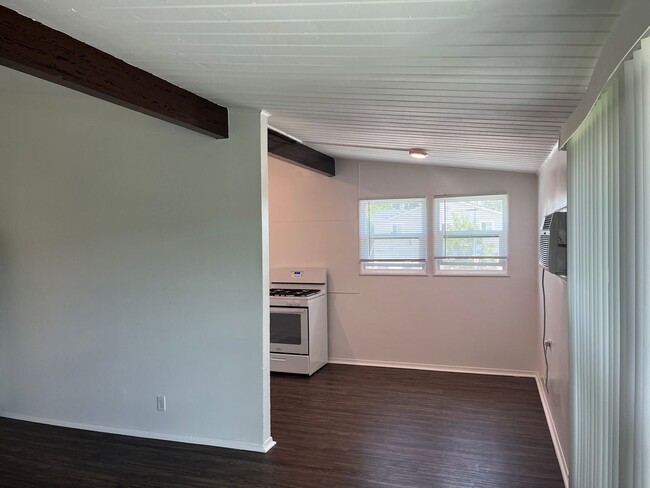 11913-11913 Vanowen St, Unit 11909 #5 in Los Angeles, CA - Building Photo - Building Photo