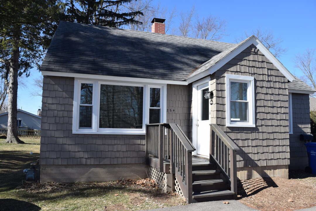 254 W Main St in Carpentersville, IL - Building Photo