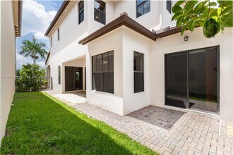 3700 NW 84th Way in Pembroke Pines, FL - Foto de edificio - Building Photo
