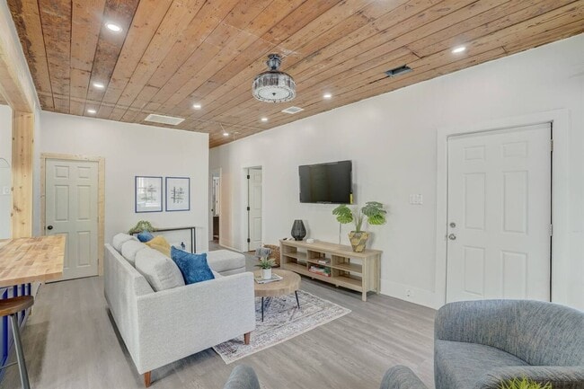 1311 W French Pl in San Antonio, TX - Building Photo - Building Photo