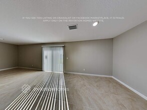 244 SW Aubudon Ave in Port St. Lucie, FL - Foto de edificio - Building Photo