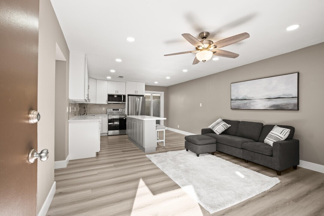 414 Bradshaw E Ln in Palm Springs, CA - Building Photo