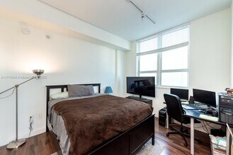 234 NE 3rd St, Unit 1502 in Miami, FL - Foto de edificio - Building Photo
