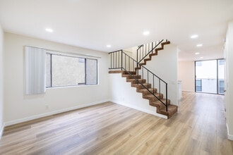 Las Casitas Apartments in North Hollywood, CA - Foto de edificio - Building Photo