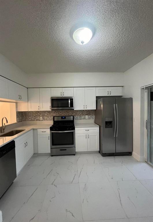 7870 Dixie Beach Cir in Tamarac, FL - Building Photo - Building Photo