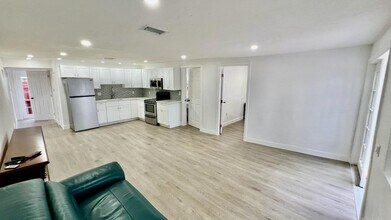 48 SW 14th St in Dania Beach, FL - Foto de edificio - Building Photo