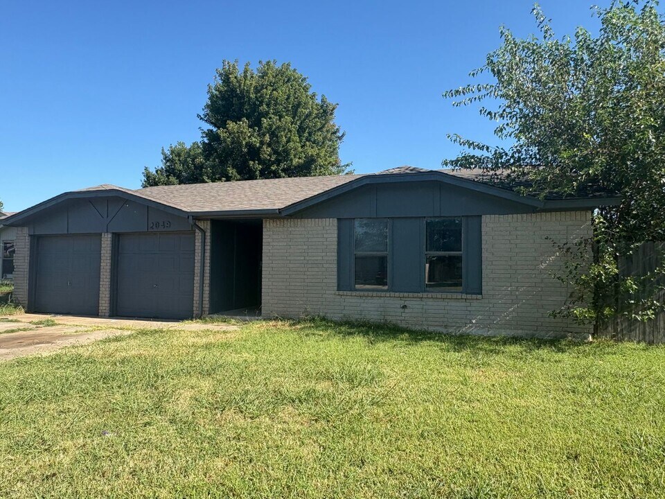 2049 Sierra St in Norman, OK - Building Photo
