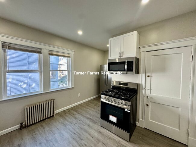 43 Warner St, Unit 1 in Medford, MA - Foto de edificio - Building Photo