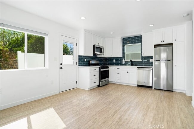 18924 Sylvan St in Los Angeles, CA - Foto de edificio - Building Photo