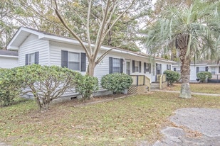 1102 N Hillside Dr in Charleston, SC - Building Photo