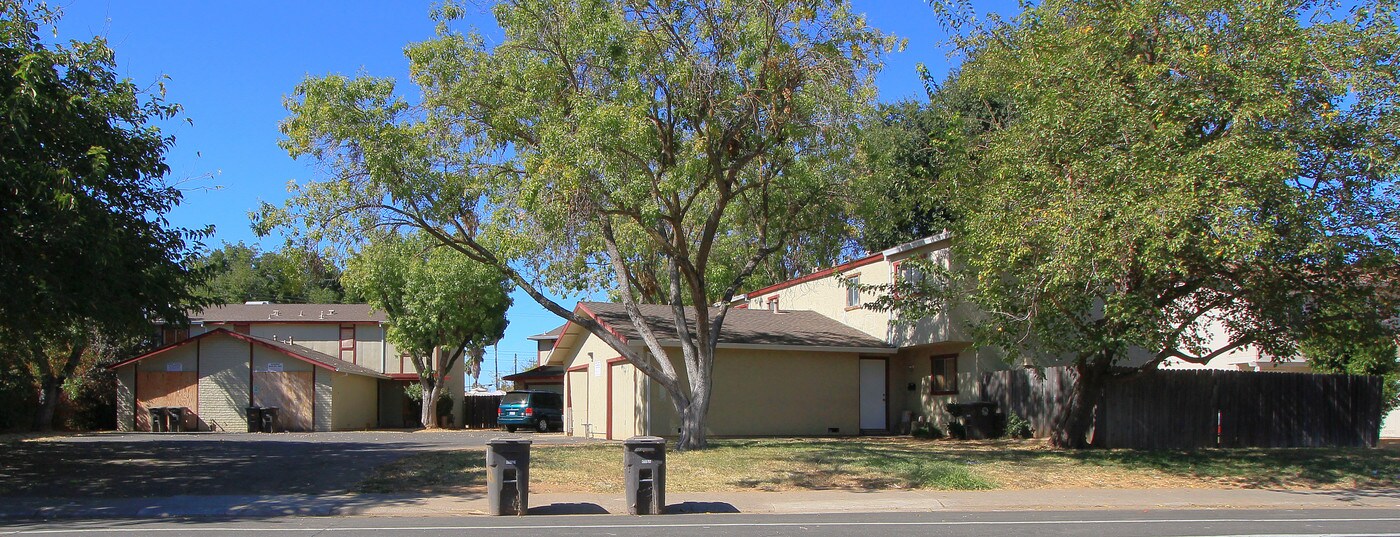 10301 Mills Station Rd in Rancho Cordova, CA - Foto de edificio