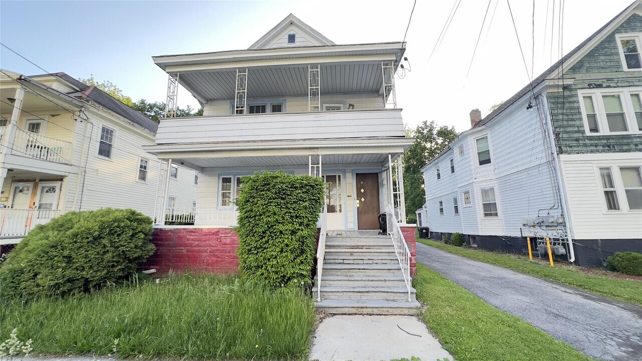 107 S Cherry St in Poughkeepsie, NY - Building Photo