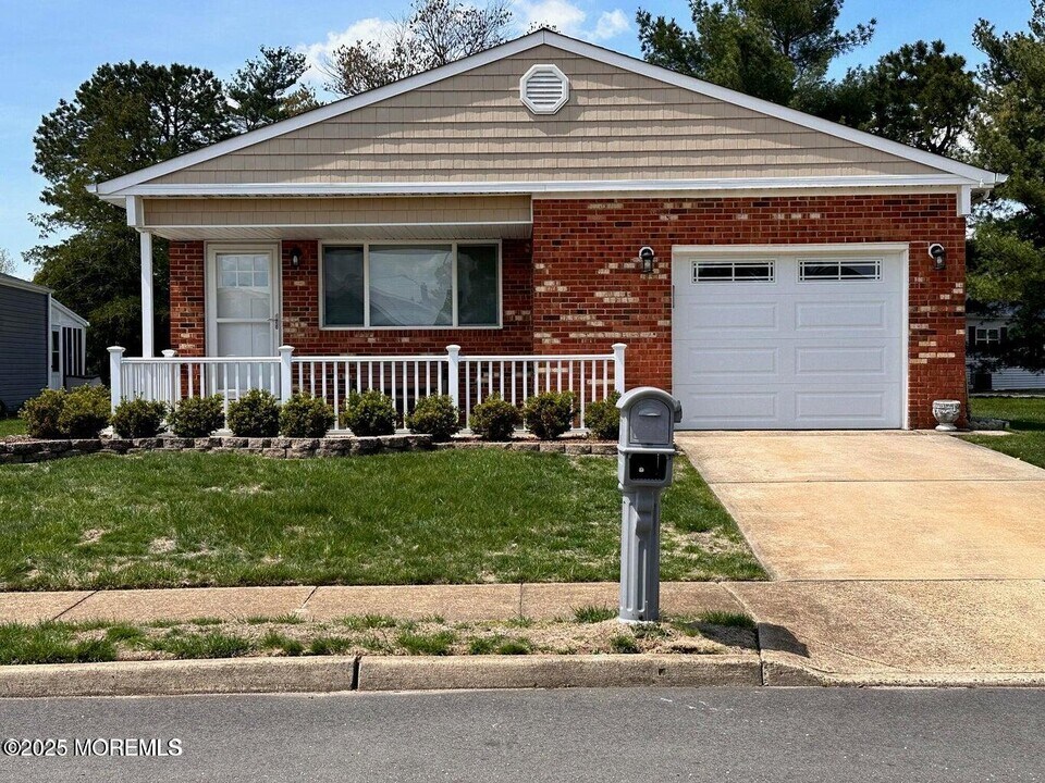 7 Carlsbad Dr in Toms River, NJ - Building Photo