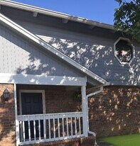 10 Hilltop Dr in Runaway Bay, TX - Building Photo