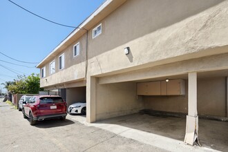 240 E 60th St in Los Angeles, CA - Building Photo - Building Photo