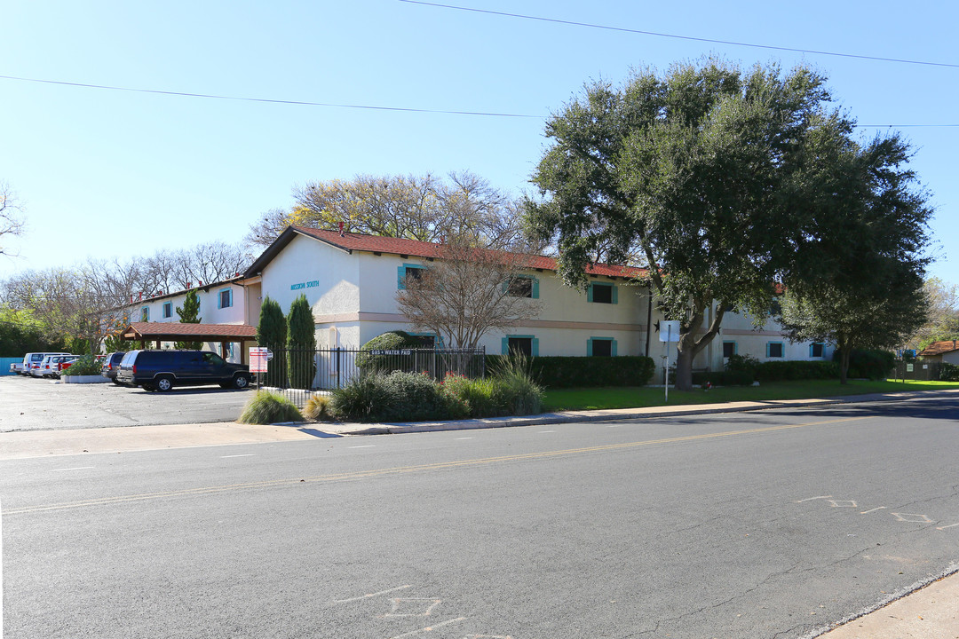 Mission South Apartments in Austin, TX - Building Photo