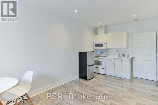 1364 St Clair Ave W in Toronto, ON - Building Photo - Building Photo