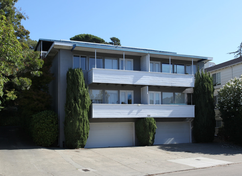 906 Sir Francis Drake Blvd in Greenbrae, CA - Foto de edificio