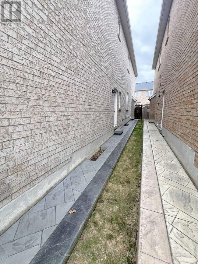 126 Eastvale Dr in Markham, ON - Building Photo - Building Photo