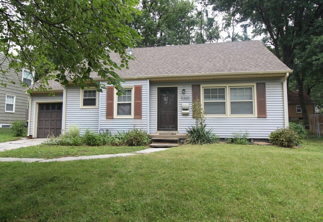 5300 W 50th Terrace in Roeland Park, KS - Building Photo